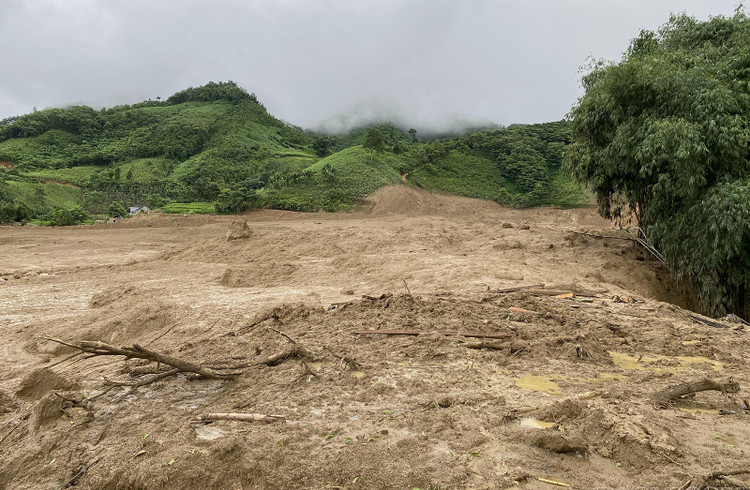 Toàn bộ 35 ngôi nhà thôn Làng Nủ, xã Phúc Khánh (tỉnh Lào Cai) bị vùi lấp hoàn toàn.