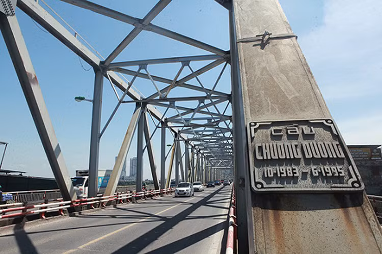 Từ 8h30 hôm nay (ngày 10/9), theo hướng từ Hoàn Kiếm đi Long Biên: cấm các phương tiện xe khách, xe hợp đồng, xe du lịch trên 9 chỗ; cấm xe tải có tải trọng trên 0,5 tấn