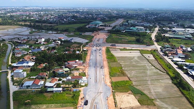 Vướng mặt bằng tại Dự án Đường nối cầu Thạch Bích đến Tịnh Phong. Ảnh Lê Danh