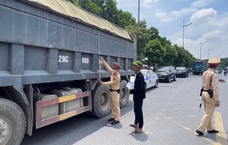 CSGT đã yêu cầu tháo, cắt thùng xe đã cơi nới gần 7.300 trường hợp. Ảnh Internet