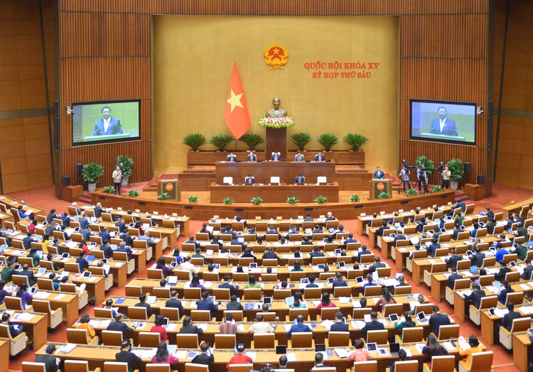 Thủ tướng Chính phủ Phạm Minh Chính trình bày Báo cáo kết quả thực hiện kế hoạch phát triển kinh tế - xã hội năm 2023; dự kiến kế hoạch phát triển kinh tế - xã hội năm 2024. Ảnh: Quốc hội