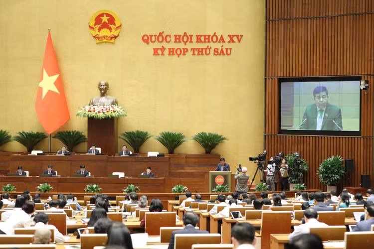 Bộ trưởng Nguyễn Chí Dũng trình bày Báo cáo kết quả thực hiện Nghị quyết số 43/2022/QH15 về chính sách tài khóa, tiền tệ hỗ trợ Chương trình phục hồi và phát triển kinh tế - xã hội. Ảnh: Nam An