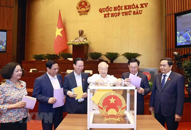 Đại biểu Quốc hội bỏ phiếu lấy tín nhiệm đối với 44 chức danh tại Kỳ họp thứ 6. Ảnh: TTXVN