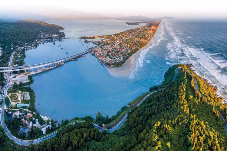 Thừa Thiên Huế đang lựa chọn tổ chức đấu giá tài sản để thực hiện bán đấu giá quyền sử dụng đất 38 lô đất tại Khu Phố chợ Lăng Cô (giai đoạn 1). Ảnh chỉ mang tính minh họa. Nguồn Internet