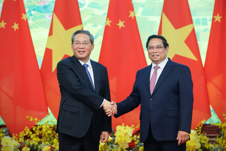 Thủ tướng Phạm Minh Chính và Thủ tướng Trung Quốc Lý Cường trước hội đàm - Ảnh: VGP