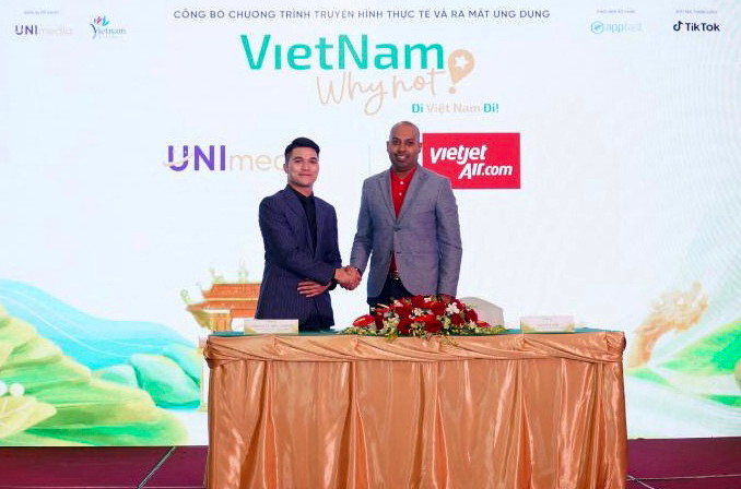 Lãnh đạo Vietjet và đại diện ban tổ chức ký kết hợp tác