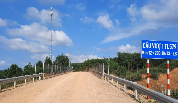 Dự án cao tốc Cam Lộ - Lao Bảo có điểm đầu tại nút giao với đường cao tốc Cam Lộ - La Sơn tại cầu vượt đường tỉnh lộ 579