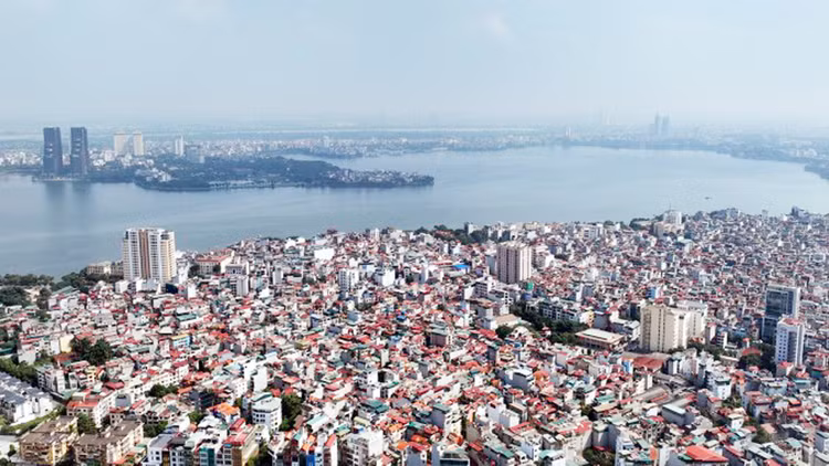 Hồ Tây nhìn từ phía ngoài đê sông Hồng