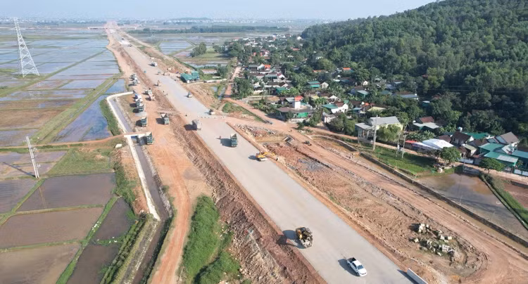 Thi công cao tốc Bắc - Nam, đoạn Diễn Châu - Bãi Vọt.