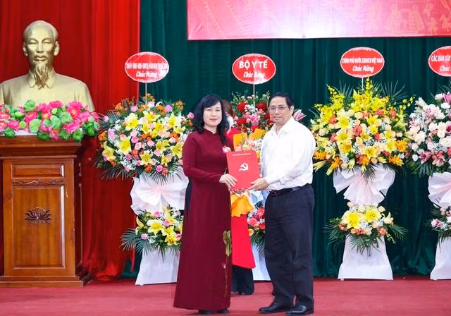 Thủ tướng Phạm Minh Chính trao Quyết định Bí thư Ban Cán sự Đảng, Quyền Bộ trưởng Bộ Y tế đối với bà Đào Hồng Lan. Ảnh:VGP