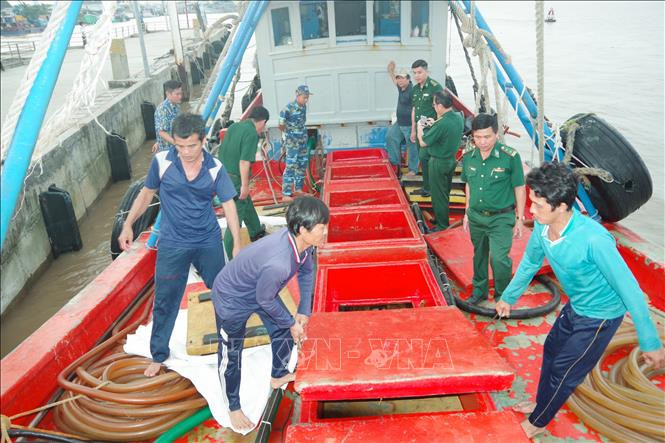 Tàu dầu bị bắt đưa về cảng Trần Đề. Ảnh: TTXVN