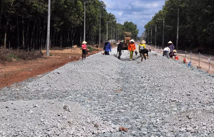 Đơn vị nhà thầu thi công nâng cấp, mở rộng đường Đất Sét-Bến Củi kết nối với tỉnh Bình Dương. Ảnh: TTXVN