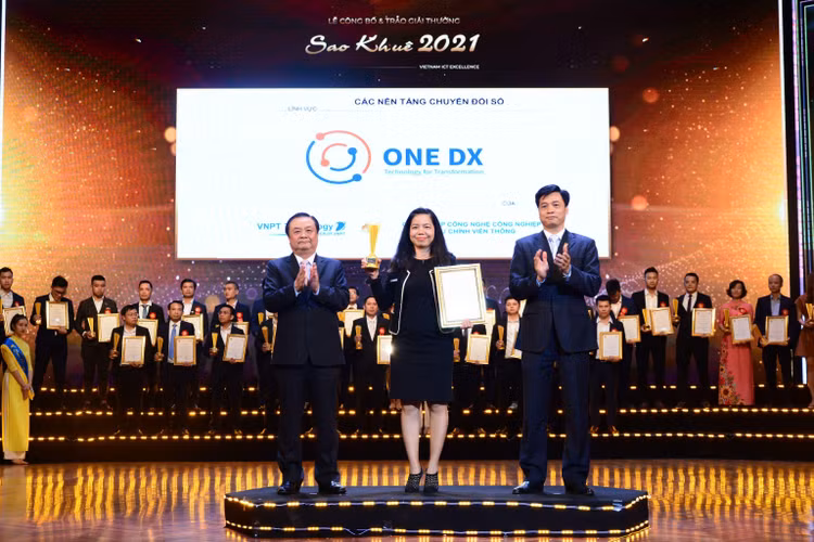 Nền tảng chuyển đổi số doanh nghiệp ONE DX của VNPT Technology đã vinh dự nhận Giải thưởng Sao Khuê 2021 dành cho Nhóm Các nền tảng Chuyển đổi số