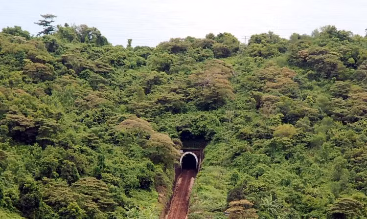 Một trong 6 hầm đường sắt qua đèo Hải Vân được xây dựng từ những năm 1926 - 1931 đang được khai thác. Ảnh: Hà Minh