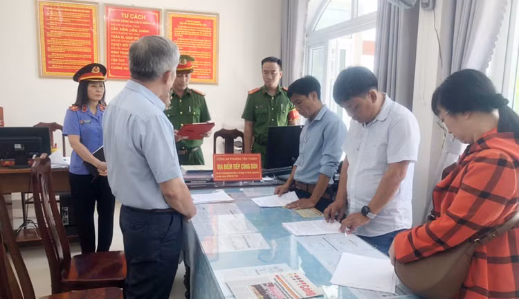 Cơ quan điều tra tống đạt quyết định khởi tố bị can, bắt các bị can để tạm giam.