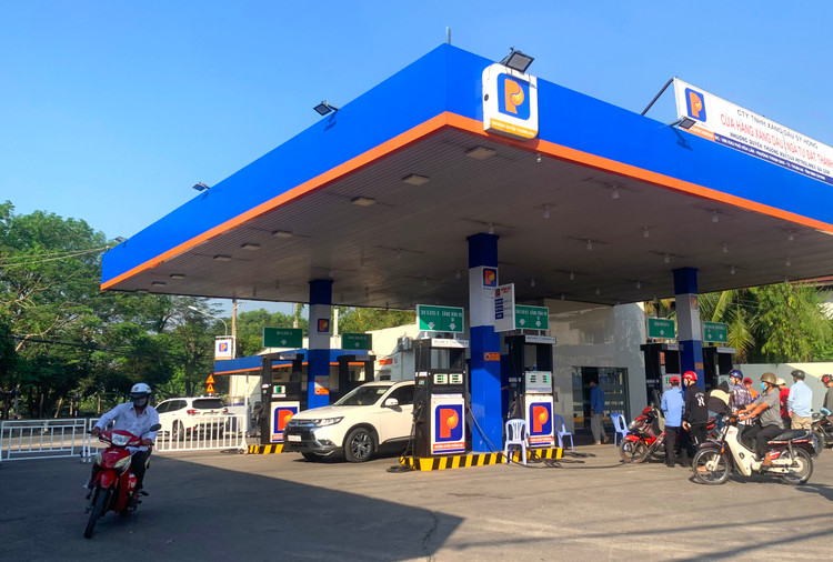 Phó Thủ tướng Lê Minh Khái yêu cầu Bộ Công Thương theo dõi sát diễn biến giá xăng dầu thế giới, có giải pháp bảo đảm nguồn cung xăng dầu. Ảnh: Lê Tiên