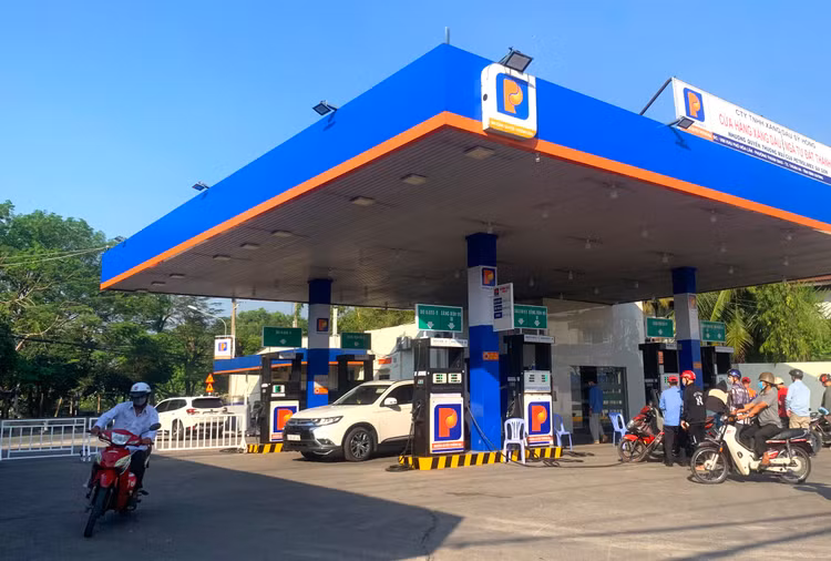 Phó Thủ tướng Lê Minh Khái yêu cầu Bộ Công Thương theo dõi sát diễn biến giá xăng dầu thế giới, có giải pháp bảo đảm nguồn cung xăng dầu. Ảnh: Lê Tiên