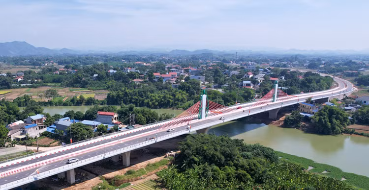 Cầu Huống Thượng lớn nhất tỉnh Thái Nguyên đã chính thức thông xe sáng 19/10. Ảnh: Báo Thái Nguyên