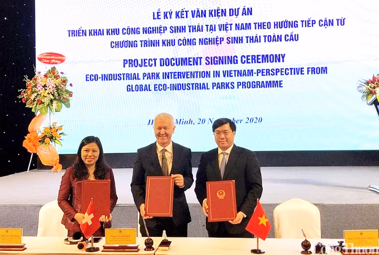 Ông Trần Duy Đông - Thứ trưởng Bộ Kế hoạch và Đầu tư cùng các bên liên quan thực hiện ký kết văn kiện dự án triển khai khu công nghiệp sinh thái tại Việt Nam