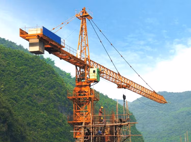 HSMT yêu cầu nhà thầu cung cấp cần trục tháp từ 25 tấn trở lên nhưng hiện trên thị trường Việt Nam không có thiết bị này. Ảnh chỉ mang tính minh họa. Nguồn Internet