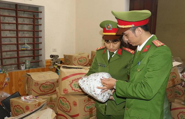 Gần 1 tấn kẹo hết hạn sử dụng vừa bị Công an TP Vinh (Nghệ An) phát hiện và thu giữ.