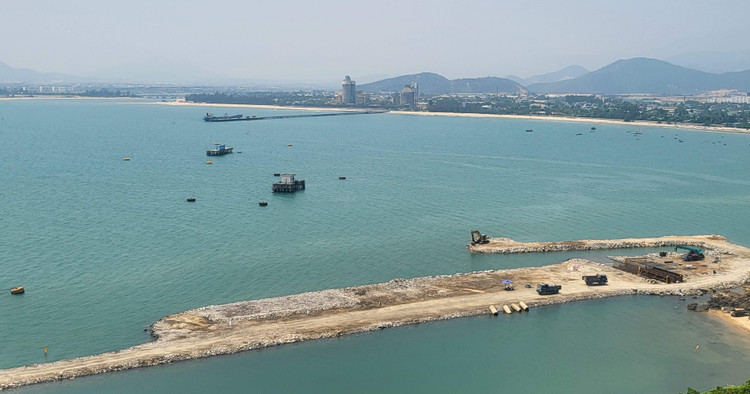 Từng mét biển đang được các nhà thầu chinh phục, nối dài đường nối từ đất liền ra vị trí thi công thân đê chắn sóng, các bến neo đậu và khu vực cảng cạn Bến cảng Liên Chiểu