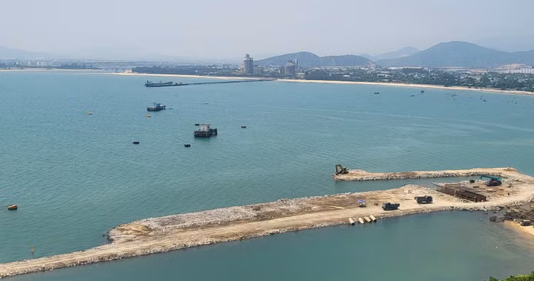 Từng mét biển đang được các nhà thầu chinh phục, nối dài đường nối từ đất liền ra vị trí thi công thân đê chắn sóng, các bến neo đậu và khu vực cảng cạn Bến cảng Liên Chiểu