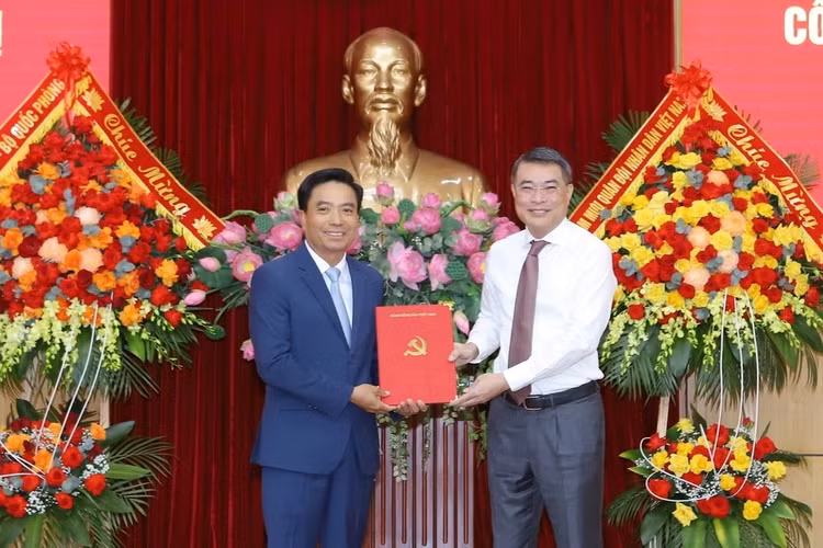 Trưởng Ban Tổ chức Trung ương Lê Minh Hưng trao quyết định của Bộ Chính trị cho Thượng tướng Nguyễn Doãn Anh (bên trái)