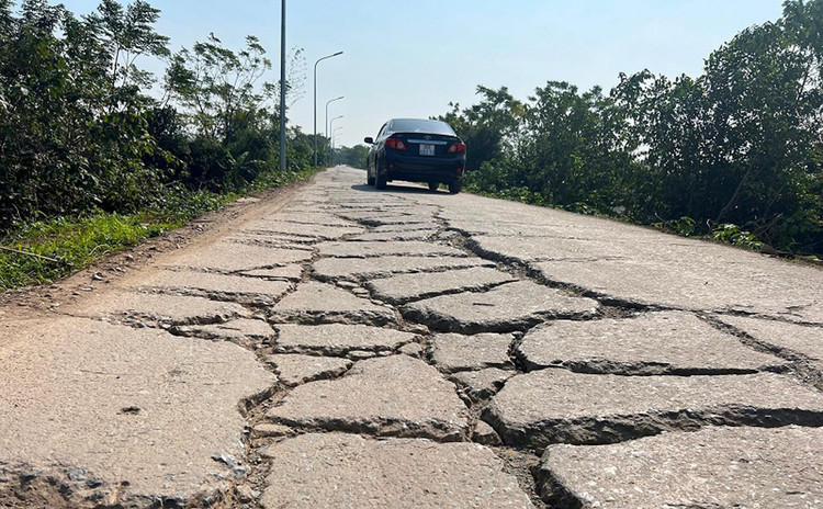 Tuyến đê Tả Tích xuống cấp nghiêm trọng, gây ảnh hưởng đến cuộc sống của người dân. Nguồn Internet