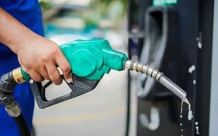 Giá bán lẻ với xăng E5 RON 92 là 19.230 đồng/lít và xăng RON 95 là 19.630 đồng/lít