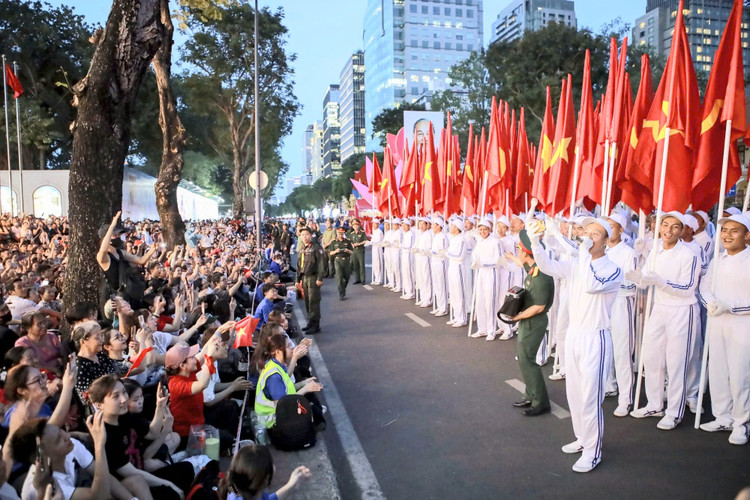 Hàng nghìn người dân tập trung dọc hai bên đường Lê Duẩn (quận 1, TP.HCM) để theo dõi buổi tổng hợp luyện diễu binh, diễu hành chào mừng Lễ kỷ niệm 50 năm ngày giải phóng miền Nam, thống nhất Đất nước.