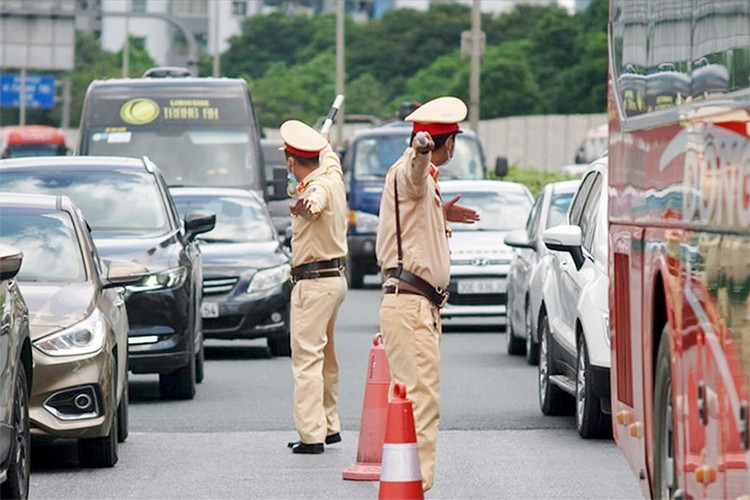 Lực lượng cảnh sát giao thông điều tiết, phân luồng giao thông. Ảnh minh họa
