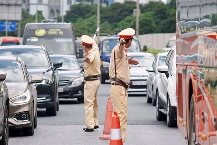 Lực lượng cảnh sát giao thông điều tiết, phân luồng giao thông. Ảnh minh họa