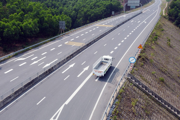 Mời thầu gói xây lắp 2.727 tỷ đồng mở rộng cao tốc La Sơn - Hòa Liên. Ảnh: Võ Thạnh