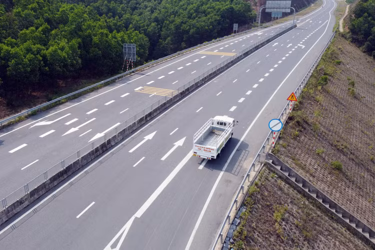 Mời thầu gói xây lắp 2.727 tỷ đồng mở rộng cao tốc La Sơn - Hòa Liên. Ảnh: Võ Thạnh