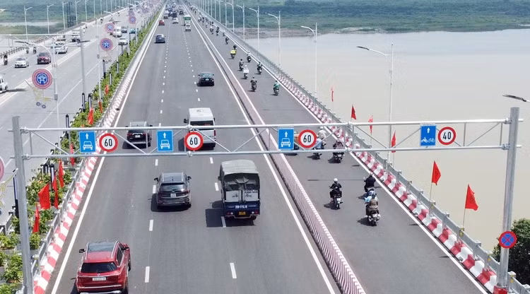 UBND thành phố Hà Nội vừa quyết định giao hạ tầng cầu Vĩnh Tuy 2 cho Sở GTVT Hà Nội quản lý, bảo dưỡng