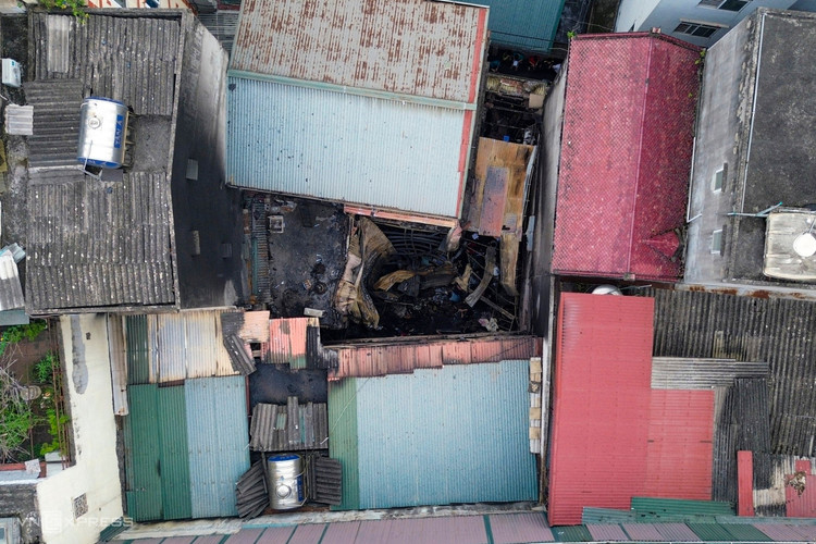 Ngôi nhà bị cháy (nhìn từ trên cao) vào rạng sáng ngày 24/5.