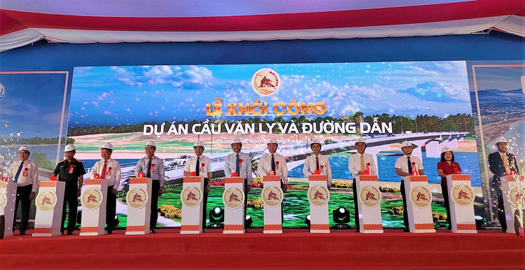 Các đại biểu bấm nút khởi công Dự án