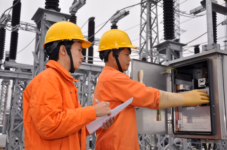 Nhân viên EVN kiểm tra các thiết bị điện