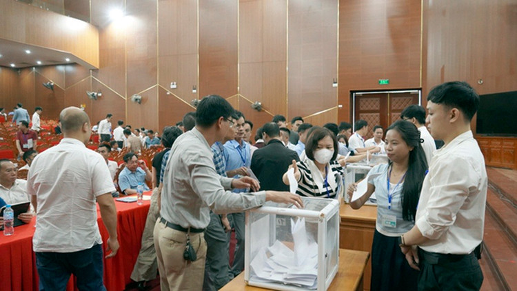 Khách hàng bỏ phiếu tại phiên đấu giá đất. Ảnh: huyện Thạch Thất