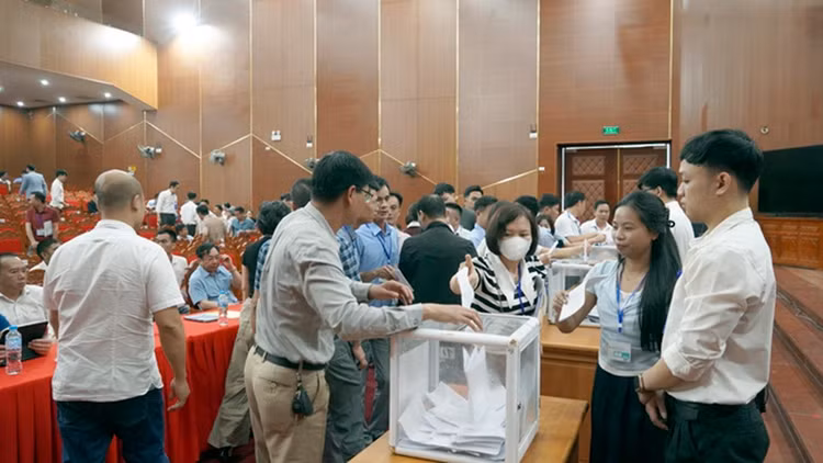 Khách hàng bỏ phiếu tại phiên đấu giá đất. Ảnh: huyện Thạch Thất