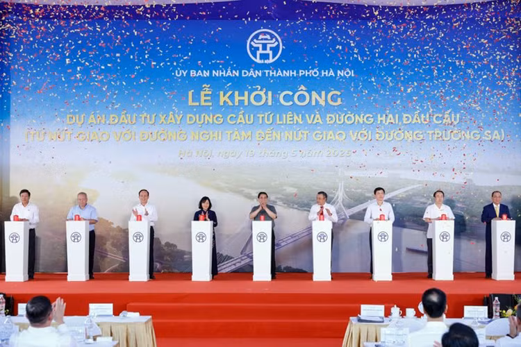 Thủ tướng Phạm Minh Chính và các đại biểu thực hiện nghi thức khởi công dự án. Ảnh: VGP