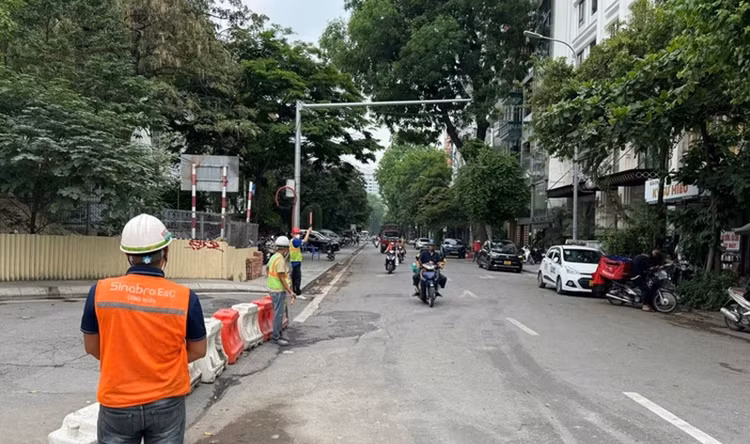 Nhà thầu thi công Dự án đường sắt đô thị đoạn Nhổn - Ga Hà Nội tổ chức phân luồng giao thông