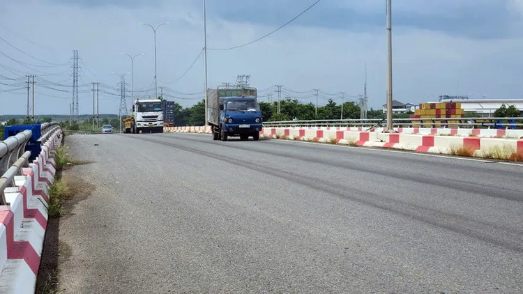 Gói thầu Xây lắp thuộc Dự án Sửa chữa cấp bách hư hỏng gối cầu Rạch Ngã Tư, tỉnh Bà Rịa - Vũng Tàu bị phản ánh tạo lợi thế cho một hoặc một số nhà thầu nhất định thông qua yêu cầu về vật tư, vật liệu chính thực hiện Gói thầu.