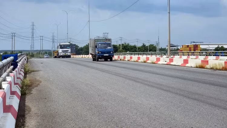 Gói thầu Xây lắp thuộc Dự án Sửa chữa cấp bách hư hỏng gối cầu Rạch Ngã Tư, tỉnh Bà Rịa - Vũng Tàu bị phản ánh tạo lợi thế cho một hoặc một số nhà thầu nhất định thông qua yêu cầu về vật tư, vật liệu chính thực hiện Gói thầu.