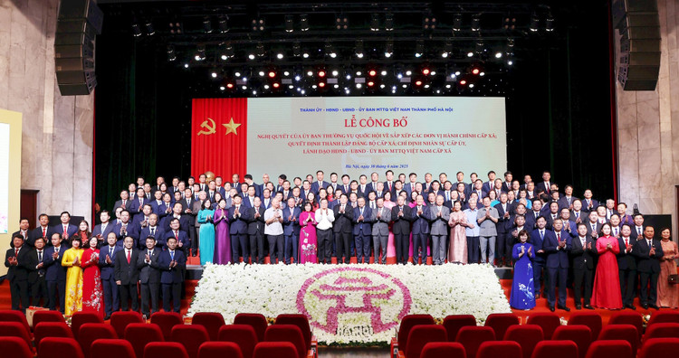 Chủ tịch nước Lương Cường chụp ảnh lưu niệm với các đồng chí lãnh đạo, nguyên lãnh đạo thành phố Hà Nội và lãnh đạo các xã, phường mới. Ảnh: HNM