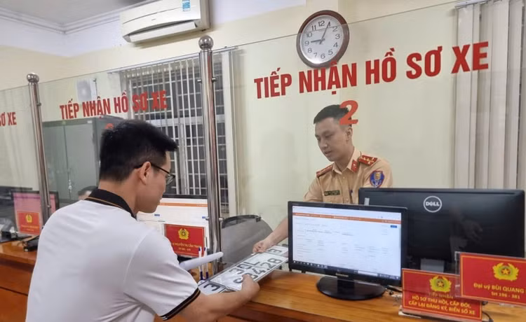 Sau sáp nhập, người dân có thể đăng ký xe tại Phòng CSGT hoặc công an xã