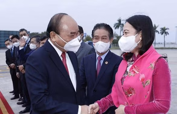 Phó Chủ tịch nước Võ Thị Ánh Xuân tiễn Chủ tịch nước Nguyễn Xuân Phúc tại Sân bay Quốc tế Nội Bài. Ảnh: TTXVN