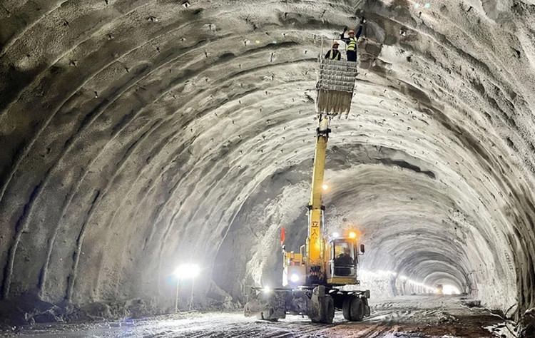 Công nhân tăng tốc gia cố vòm hầm số 2 trên cao tốc Quảng Ngãi - Hoài Nhơn. Ảnh: TTXVN