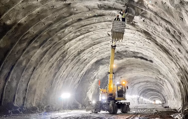 Công nhân tăng tốc gia cố vòm hầm số 2 trên cao tốc Quảng Ngãi - Hoài Nhơn. Ảnh: TTXVN